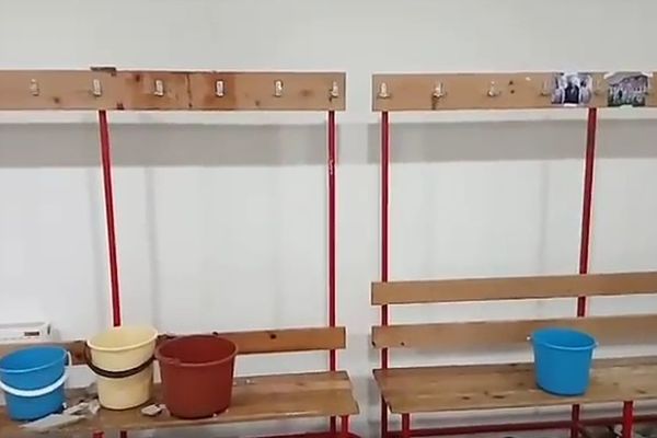 I ovo je svlačionica jednog superligaša: Kiša lije, a plafon otpada! (VIDEO)