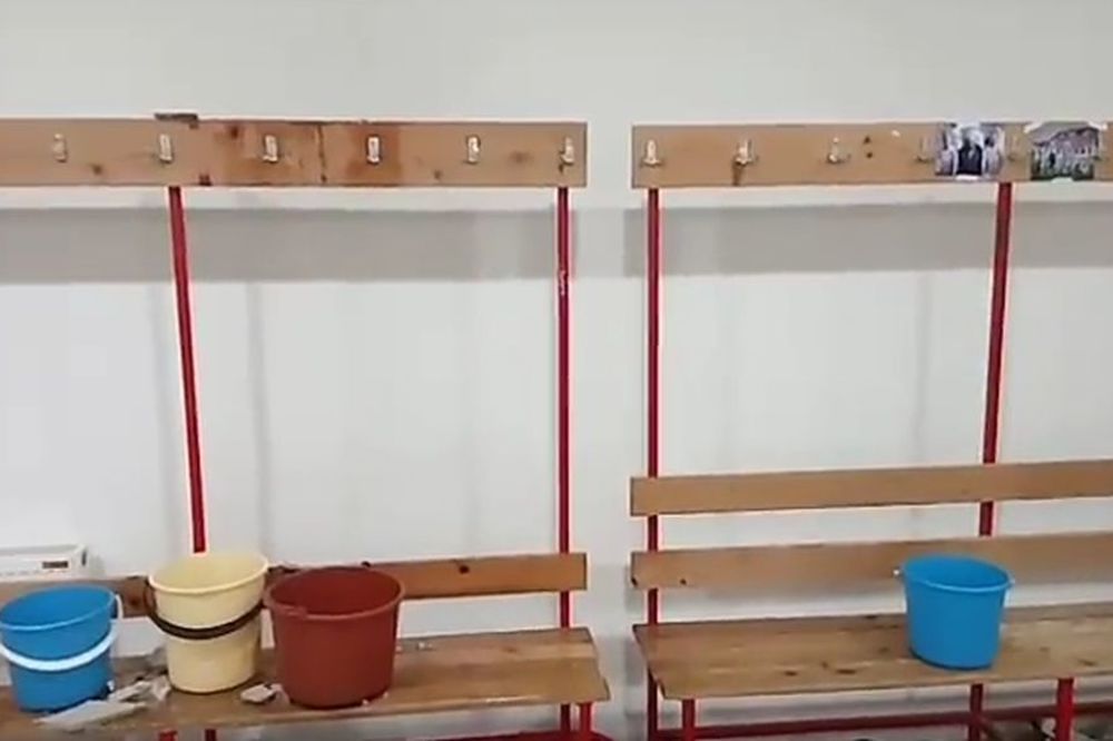 I ovo je svlačionica jednog superligaša: Kiša lije, a plafon otpada! (VIDEO)