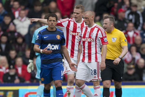 Udarac loptom u glavu okončao karijeru premijerligaškom fudbaleru! (VIDEO)