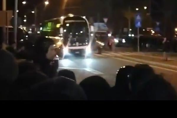Topovskim udarima na igrače Juvea: Navijači Bolonje pravili pirotehničku feštu protiv šampiona ! (VIDEO)
