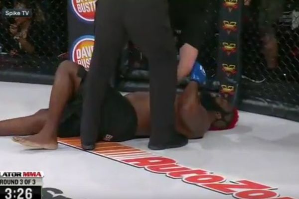 Nokautirao je protivnika, a da ga nijednom nije pošteno ni udario! (VIDEO)