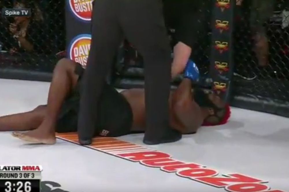 Nokautirao je protivnika, a da ga nijednom nije pošteno ni udario! (VIDEO)