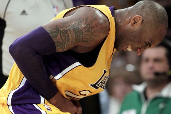 Ovo mora da je bolelo: Brajant povredio prst, a trener mu ga na licu mesta popravio! (VIDEO)