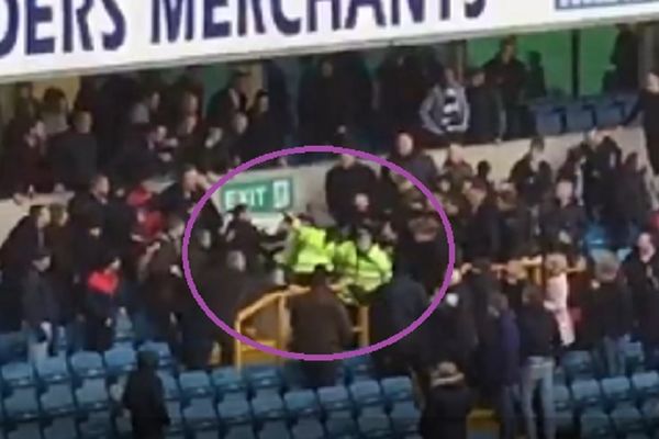 Navijači Milvola se potukli između sebe na stadionu, pa onda napali policiju! (VIDEO)