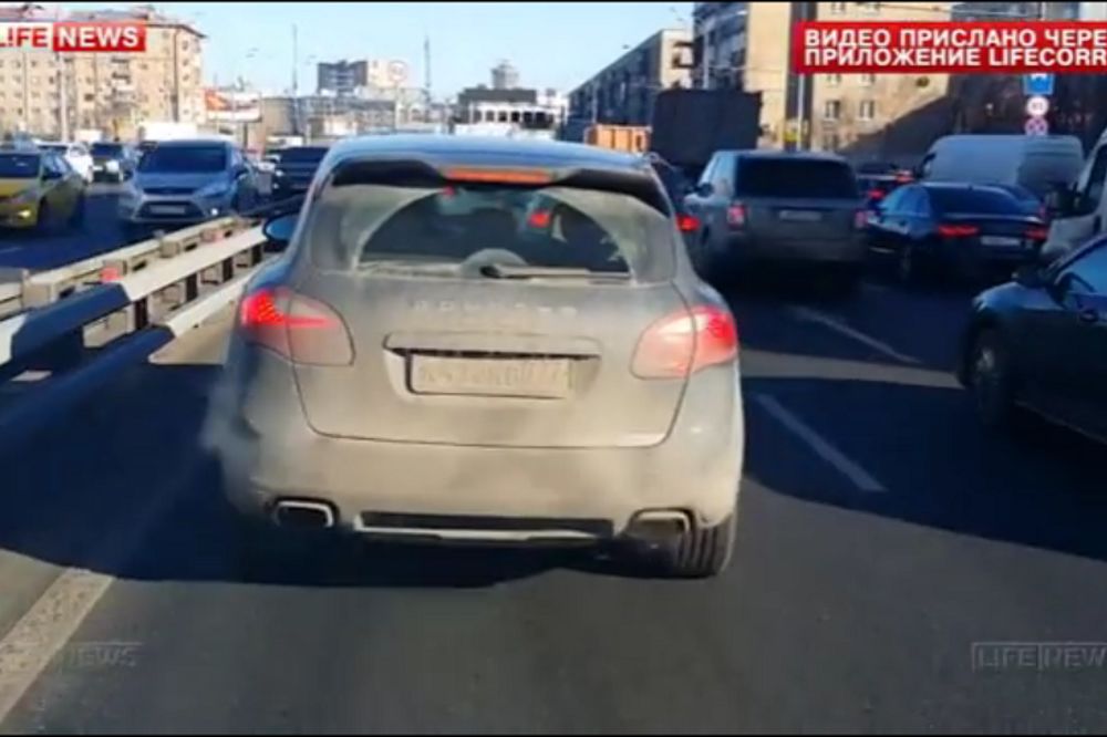Koji je njegov problem: Nadobudni biznesmen nije hteo da pusti hitnu pomoć da prođe! (VIDEO)