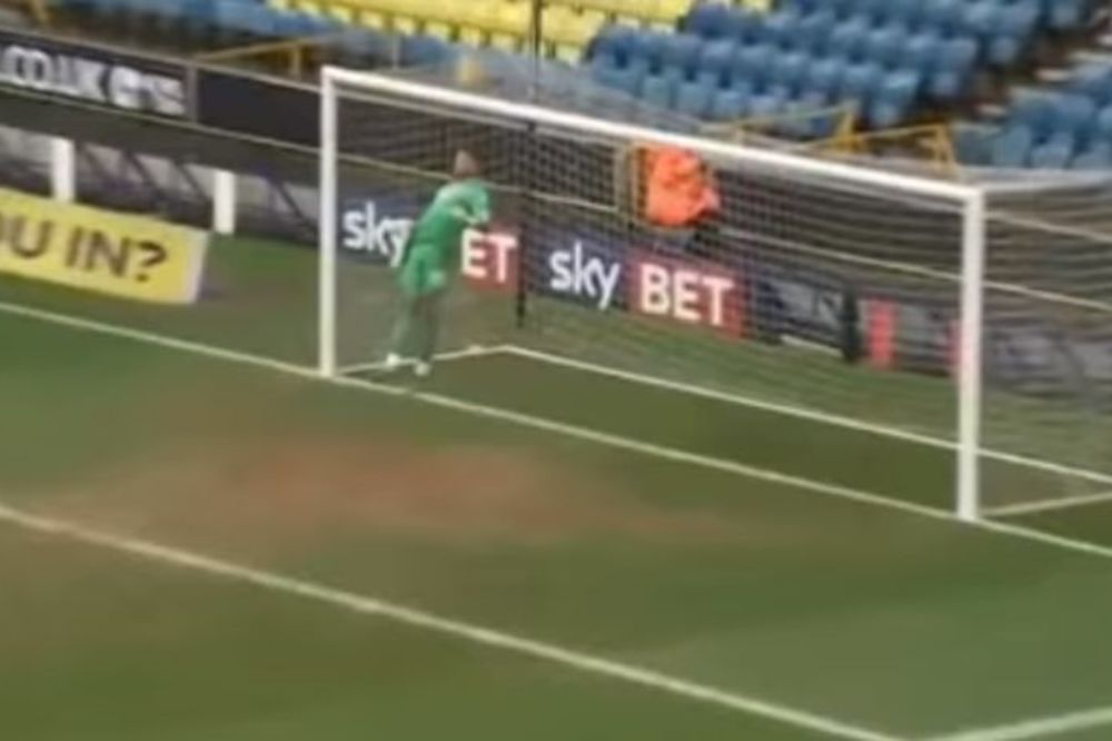 Odavno nismo videli luđu odbranu: Glavom skinuo saigračevo nepromišljeno dodavanje! (VIDEO)