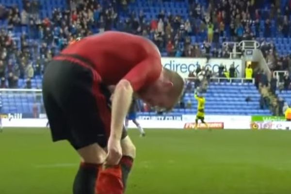 Krenuo je ka svojim navijačima da bi poklonio dres i zbog toga umalo izgubio oko! (VIDEO)