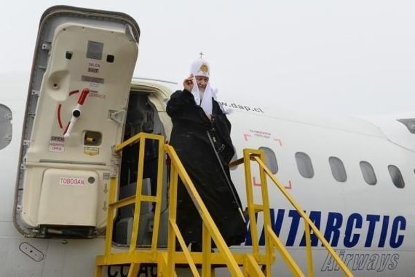 Izbegnuta tragedija: Na 9.000 metara visine puklo staklo na avionu sa ruskim patrijarhom!