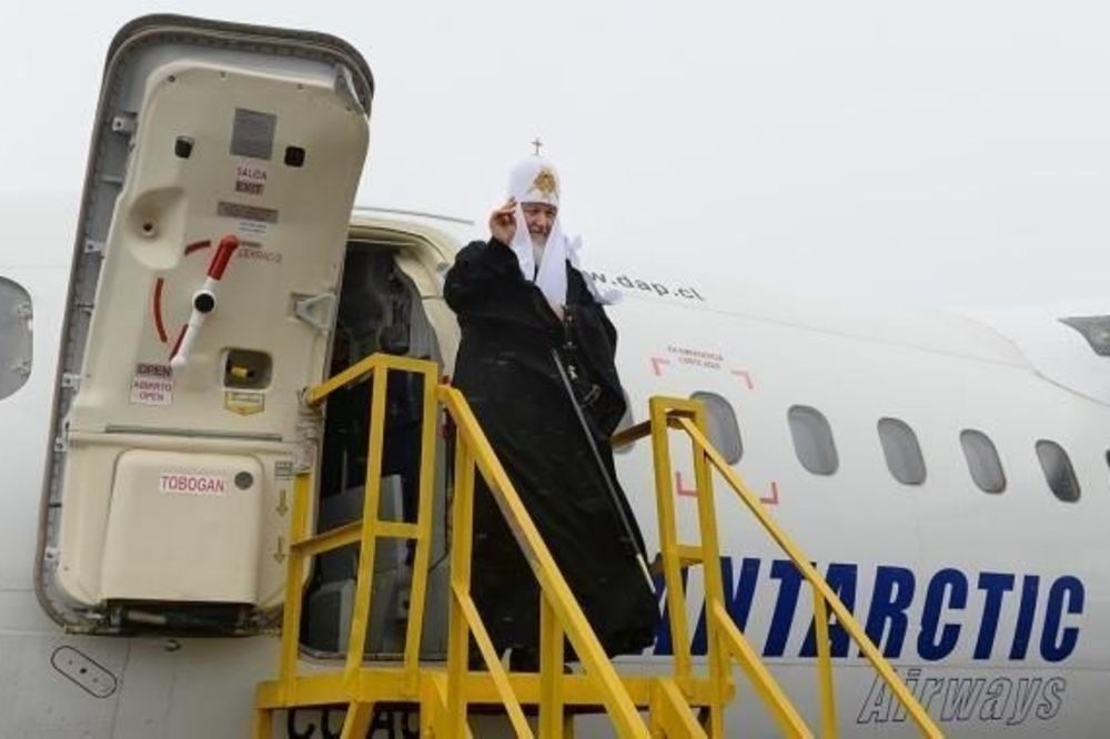 Izbegnuta tragedija: Na 9.000 metara visine puklo staklo na avionu sa ruskim patrijarhom!