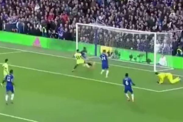 Ume Čelsi da primi nestvarno bizaran pogodak! (VIDEO)