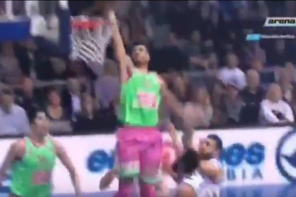 Mega monstrum: Luvavu je nemilosrdan prema obruču kada zakucava! (VIDEO)