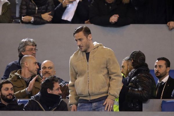 Odstranjeni Toti sa tribina gledao petardu Rome i video majstoriju Salaha! (VIDEO)