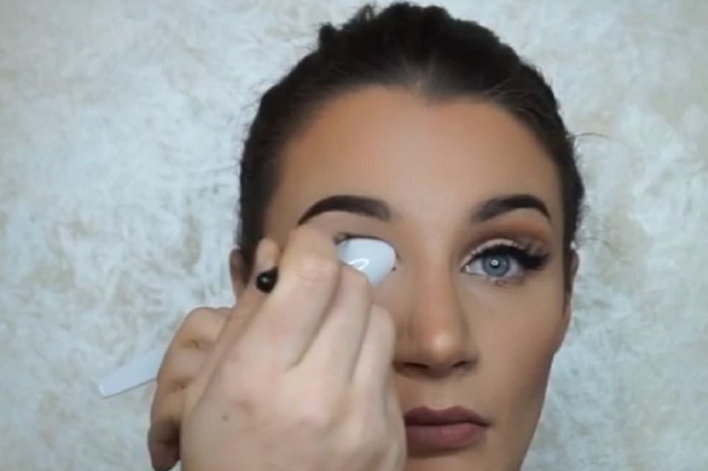 Devojke, oduševićete se: Evo kako da se brzo i lako našminkate pomoću kašike! (VIDEO)