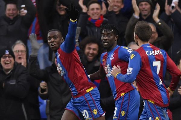 U maniru Totija: Igrač Kristal Palasa proslavio trijumf selfijem sa navijačima! (FOTO)