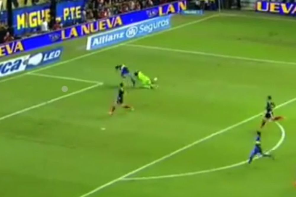 Namere nije bilo, ali posledica jeste! Tevez slomio vilicu protivničkom golmanu! (VIDEO)