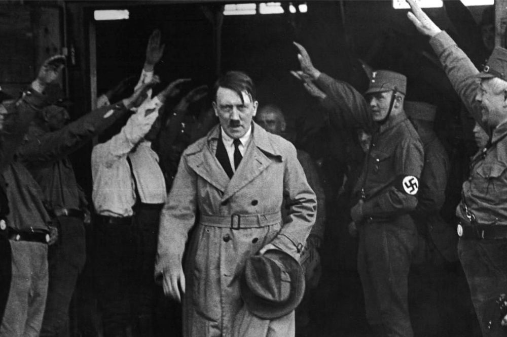 Kompleksi su čudo: Hitler je imao deformisani, malecni penis! (FOTO)