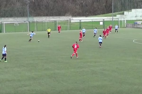 Kroz uši: Fudbalerka Rada poslala projektil za TV špice! (VIDEO)