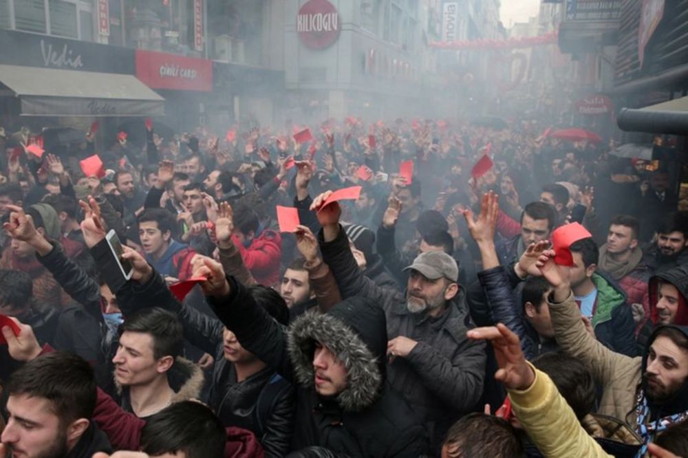 Hiljade crvenih kartona na ulicama Trabzona, znate li zašto? (VIDEO)