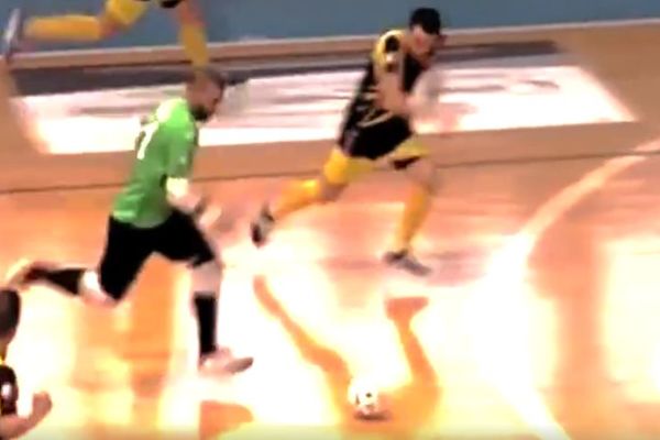 Ovako se pobeđuje: Golman uzeo loptu, predriblao čitav teren i poslao bombu u protivničku mrežu! (VIDEO)