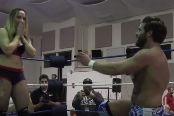 Sve što je oduvek želela: Dečko ju je zaprosio u ringu, a onda - nokaut! (VIDEO)