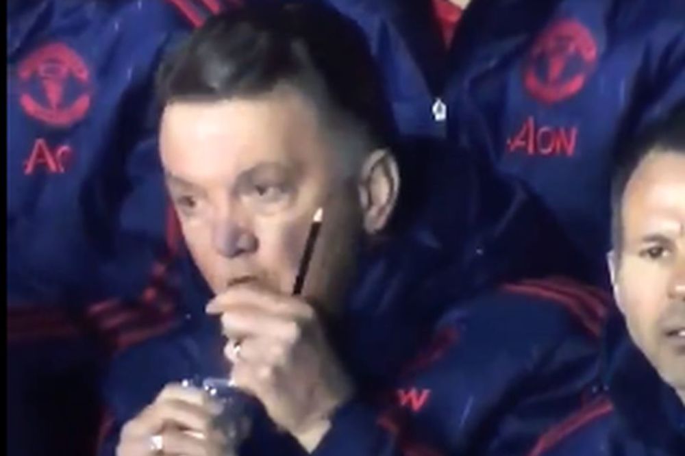 Urnebesni Van Gal zasmejava javnost: Krenuo da pije vodu i umalo iskopao sebi oko! (VIDEO)
