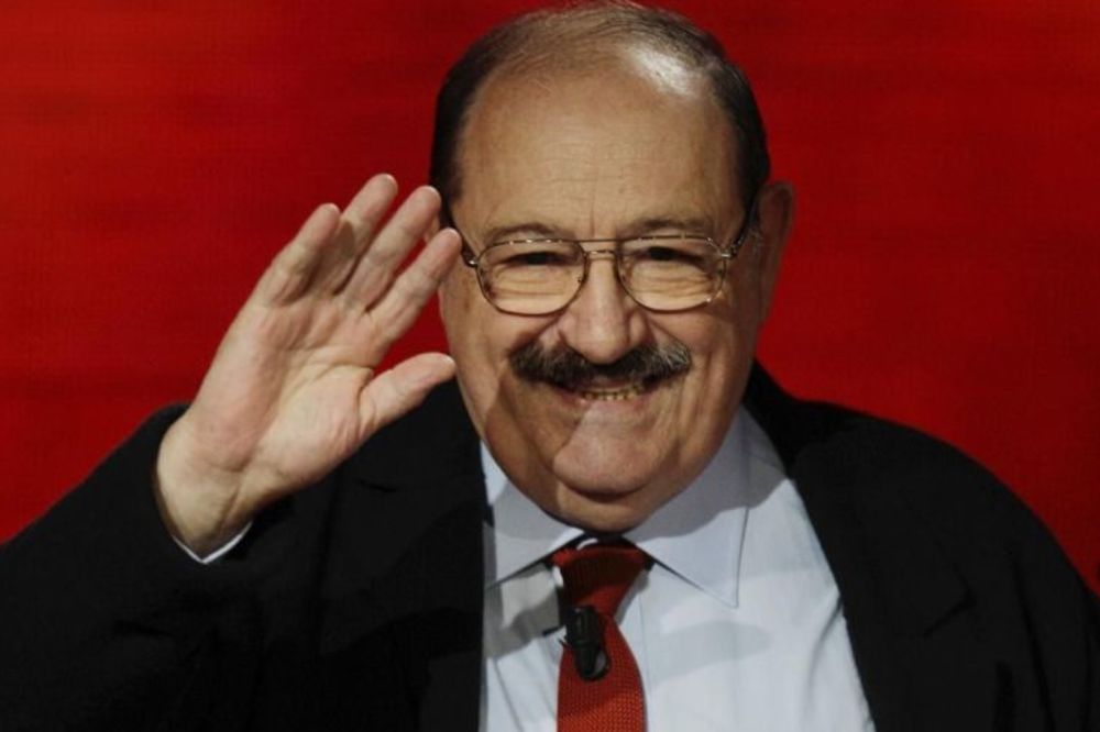 Dirljiv snimak: Umberto Eko šeta kroz kućnu biblioteku, okružen desetinama hiljada knjiga (VIDEO)