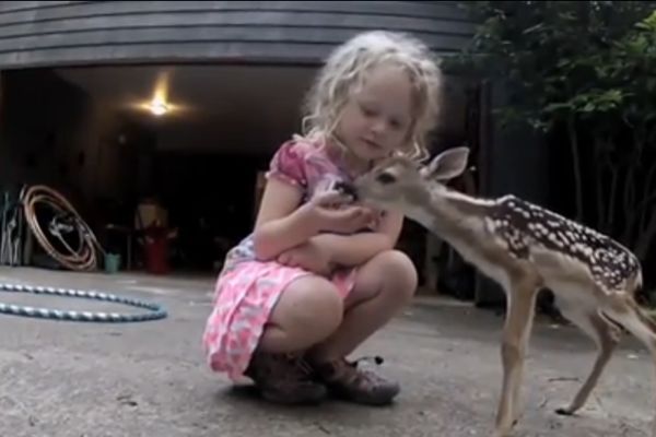 Blago maloj Maji: Ova devojčica ima najslađeg prijatelja na svetu! (VIDEO)