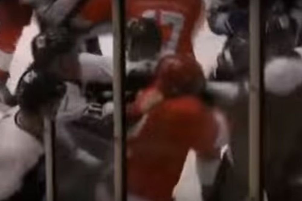 Pršti krv na sve strane: Pogledajte brutalni obračun hokejaša Partizana i Zvezde! (VIDEO)