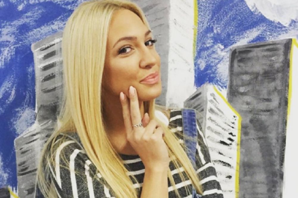 Matorci i tehnologija! Presmešno i preslatko: Ono kad Milica Todorović mami otkrije Snapchat! (VIDEO)