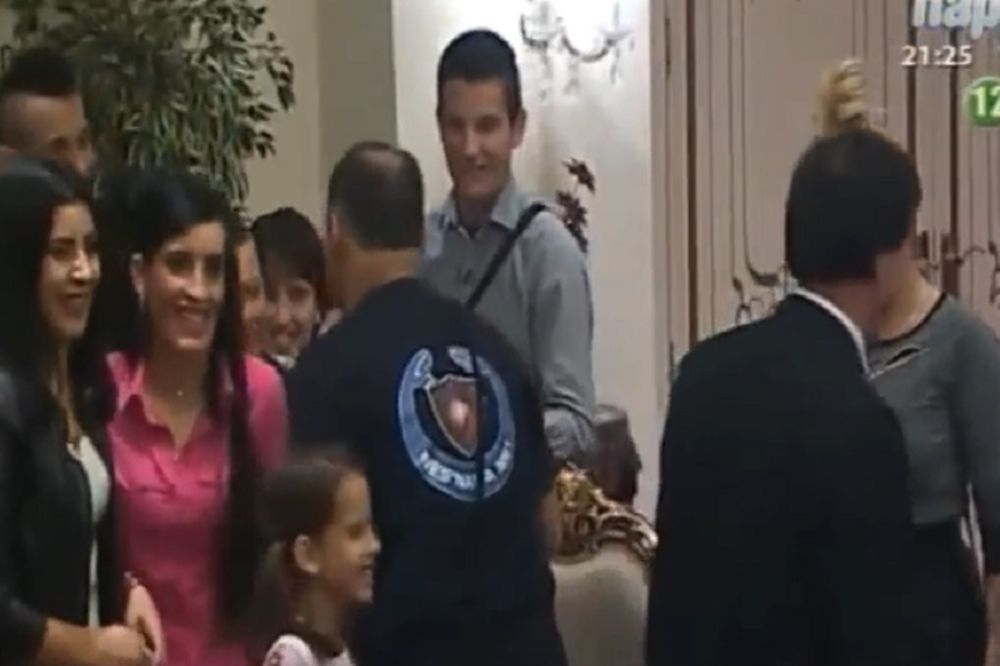 Šta je, dovraga, ovo? U Parove ušla porodica s devetoro dece! (VIDEO)