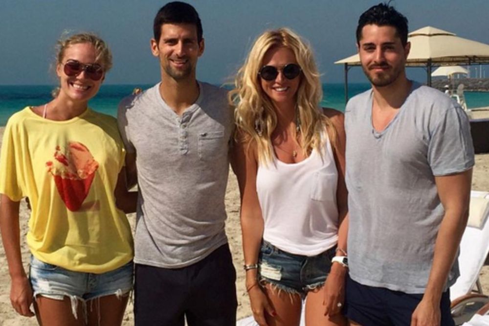 Đoković u sendviču između dve vrele plavuše, a jednu sigurno veoma dobro znate! (FOTO)