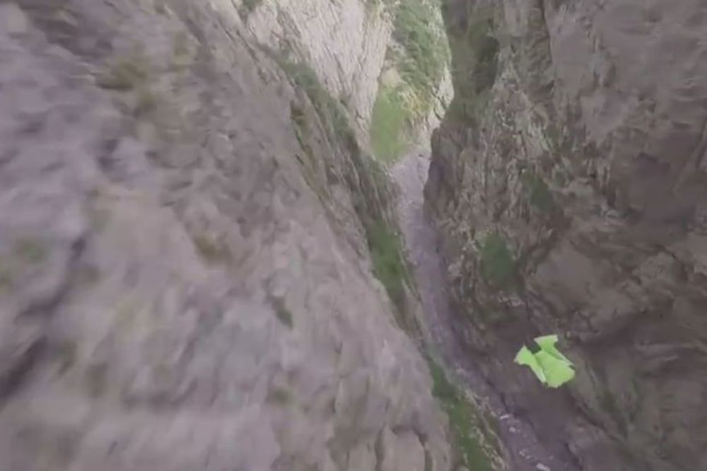 Na ivici života i smrti: Brzi let kroz uzanu klisuru (VIDEO)