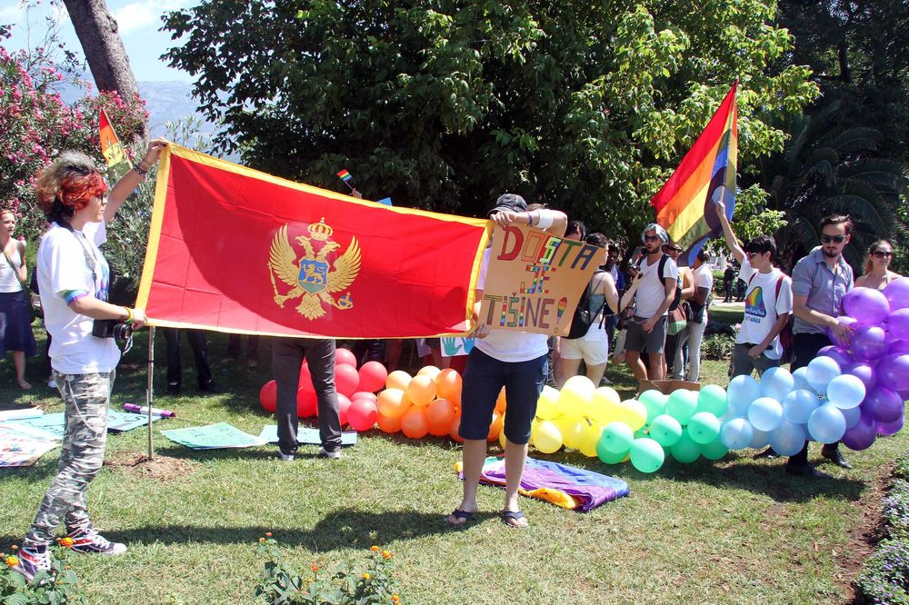 Đetići u klinču: Crnogorski gejevi uskoro i zvanično staju pred matičara!