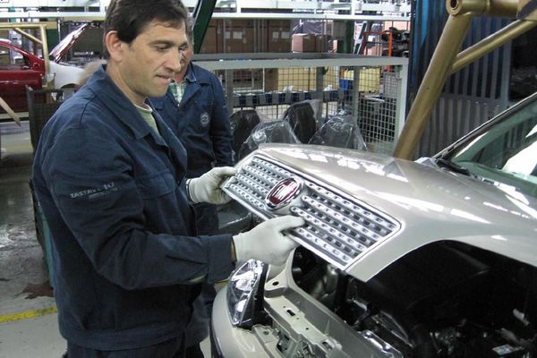 Vučić u kampanji neće u Kragujevac: 3.000 radnika Fijata na plaćenom odsustvu