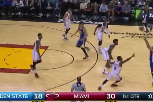 Trojka sa pola terena? To je za Karija zicer! (VIDEO)