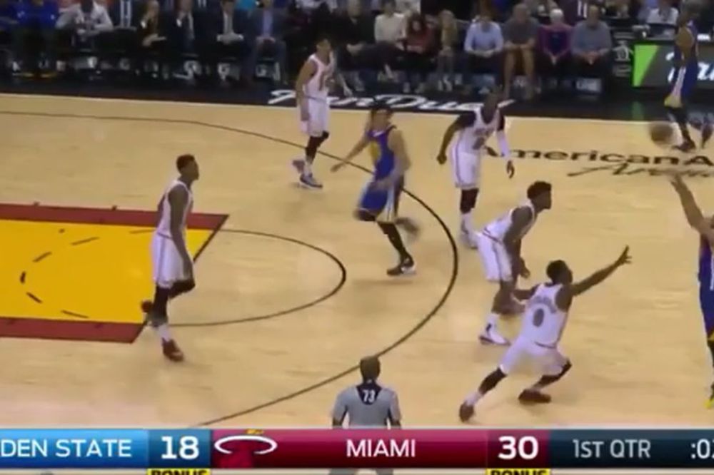 Trojka sa pola terena? To je za Karija zicer! (VIDEO)