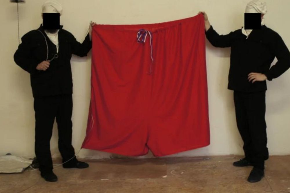 Popeli se na krov predsedničkog kabineta, sa jarbola skinuli zastavu i umesto nje okačili ogromne gaćarone (VIDEO)