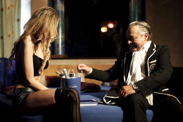 Devojke, nemate keša? Nema problema, evo sponzora, nude vam sve - za malo vaše... (FOTO)