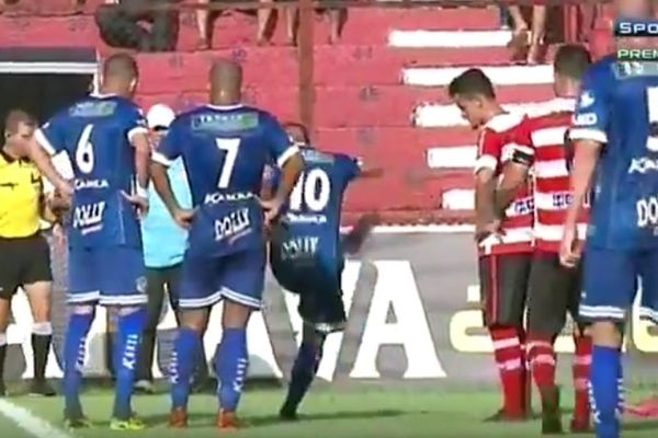 Niko nije očekivao ovog posetioca na fudbalskom terenu, a igrač ga je ubio! (VIDEO)