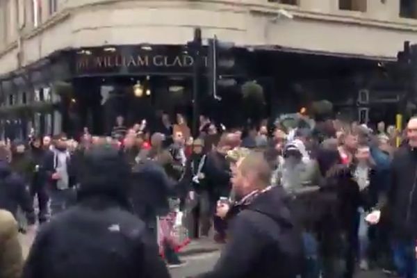 Navijači Augzburga pravili šutku na ulicama Liverpula! (VIDEO)