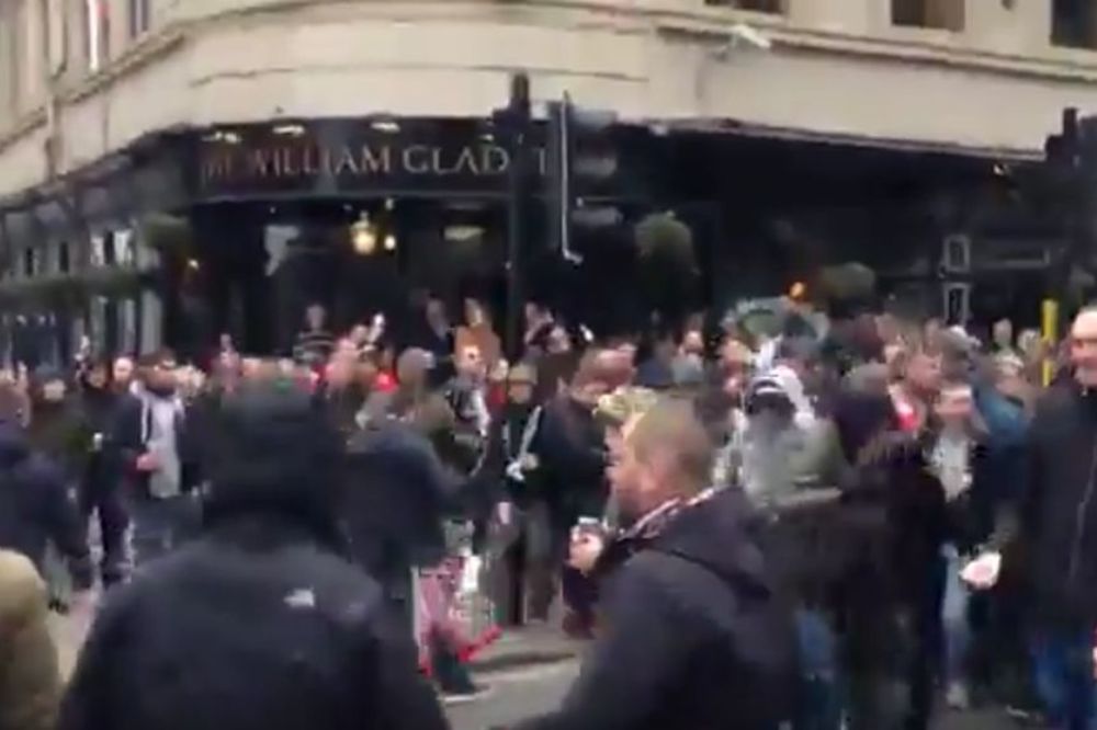 Navijači Augzburga pravili šutku na ulicama Liverpula! (VIDEO)