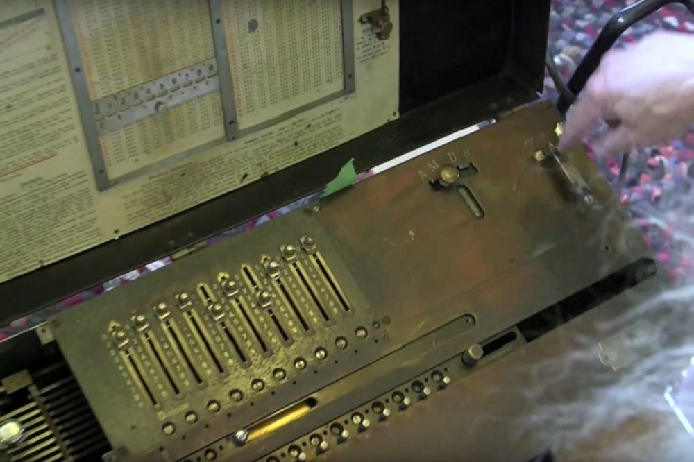Grupa štrebera pronašla je 120 godina stari digitron. I zamislite radi (VIDEO)