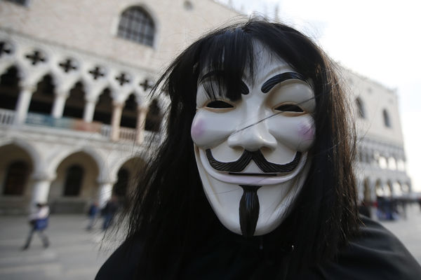 Videli ste ovu masku mnogo puta, ali da li znate ko je čovek koga predstavlja maska Anonimusa?