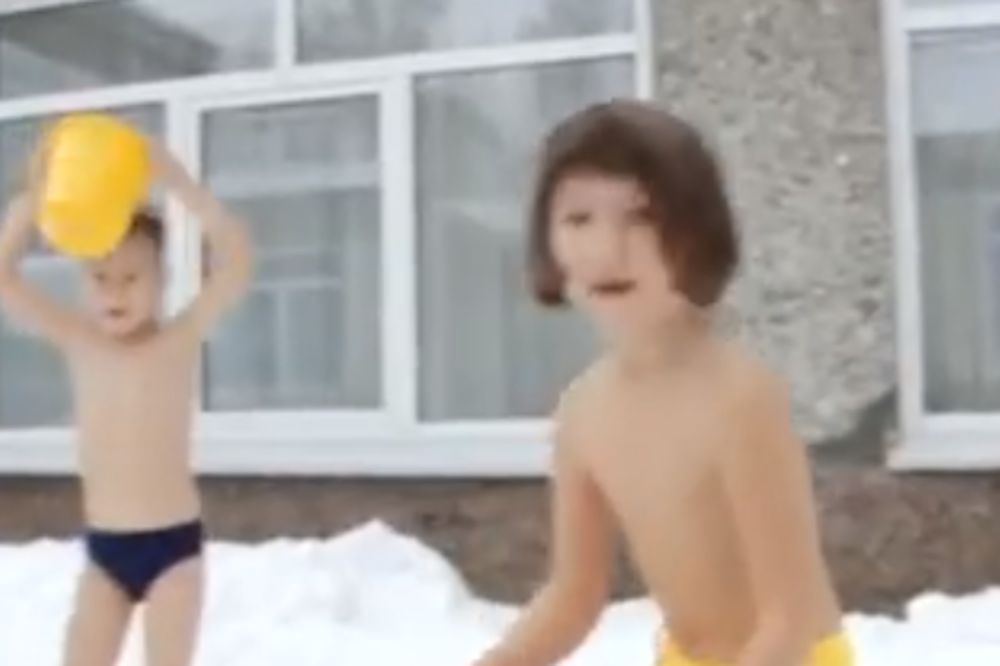 Ova dečica na -10 izlaze na sneg i polivaju se kofama ledene vode! (VIDEO)