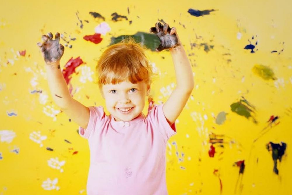 Kada vam dete ižvrlja zid samo ga naprskajte lakom za kosu (FOTO)