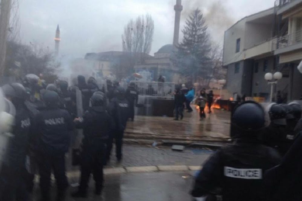 Suzavac, molotovljevi i vodeni topovi: Sukob policije i demonstranata na ulicama Prištine (FOTO) (VIDEO)