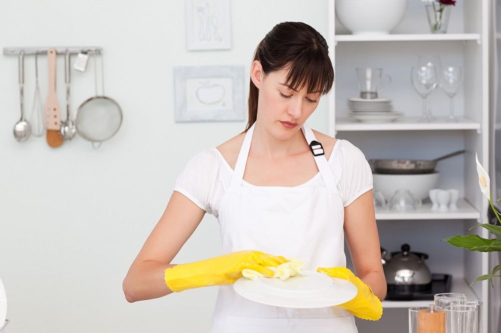 Muž tužio ženu jer ga zanemaruje, ne kuva mu i ne čisti (GIF)