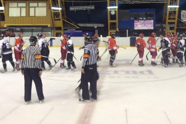 Hokejaši Partizana i Zvezde kažnjeni zbog tuče u večitom derbiju! (VIDEO)