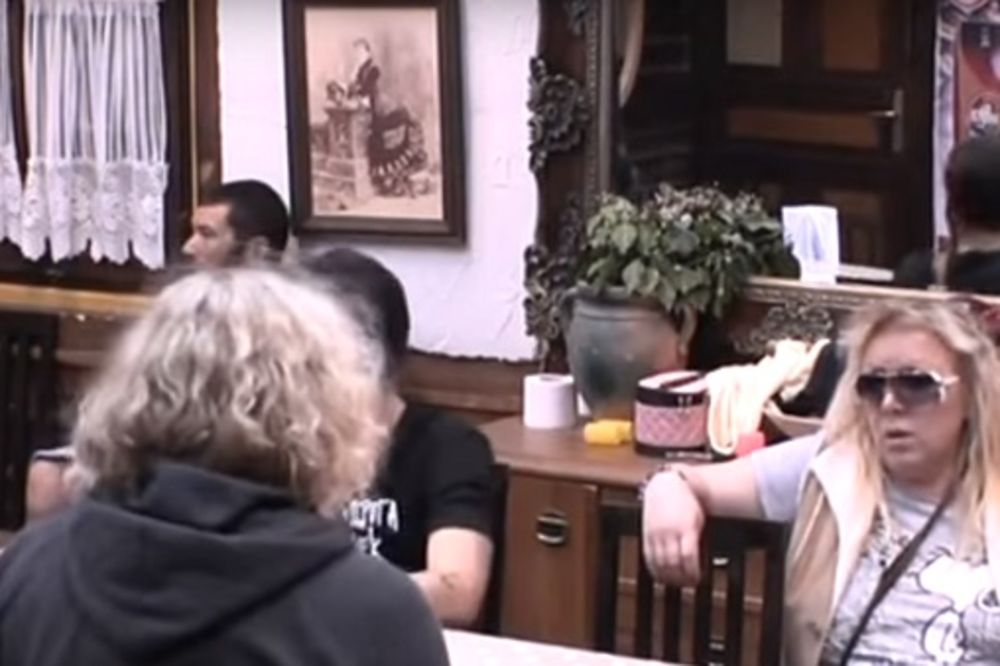 Kao poslednji bednici: Farmeri se posvađali zbog dva kolutića čajne! (VIDEO)