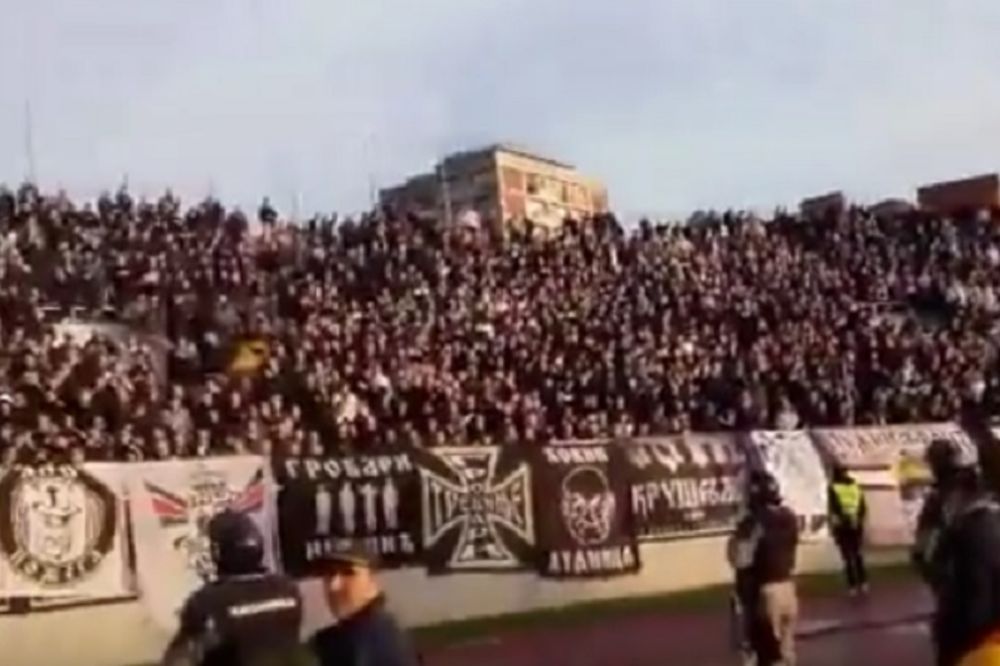 Dolazi do usijanja: Navijači Crvene zvezde utišali Grobare! (VIDEO)